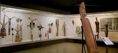Vitrines d'objets funéraires du Vanuatu au Musée de NC
