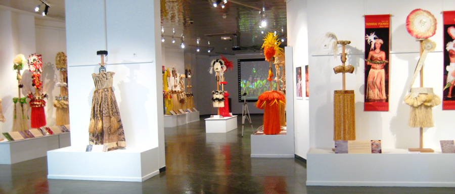 Photo prise dans l'exposition "la danse des costumes" 2007